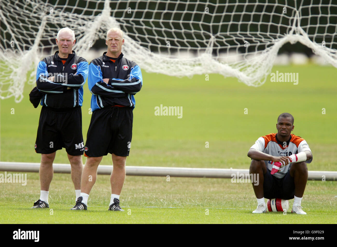 Soccer - FA Barclays Premiership - Charlton Athletic Training - Sparrows Lane. Charlton Athletic goalkeeping coach Mike Kelly (l) manager Iain Dowie and Darren Bent (r) watch over training Stock Photo