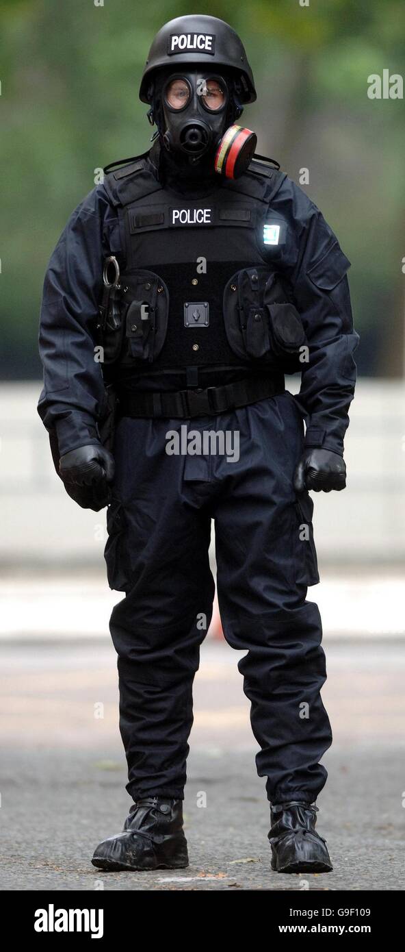 PC Peter Wharton, wearing a Civilian Responder suit (CR1), worn by police in situations where there is believed to be a chemical threat, with the addition of body armour consisting of a kevlar ballistic helmet and bullet proof jacket, and normal officer safety equipment such as CS gas, handcuffs and a telescopic baton. PRESS ASSOCIATION Photo. Picture date on:Wednesday August 2 2006. Stock Photo
