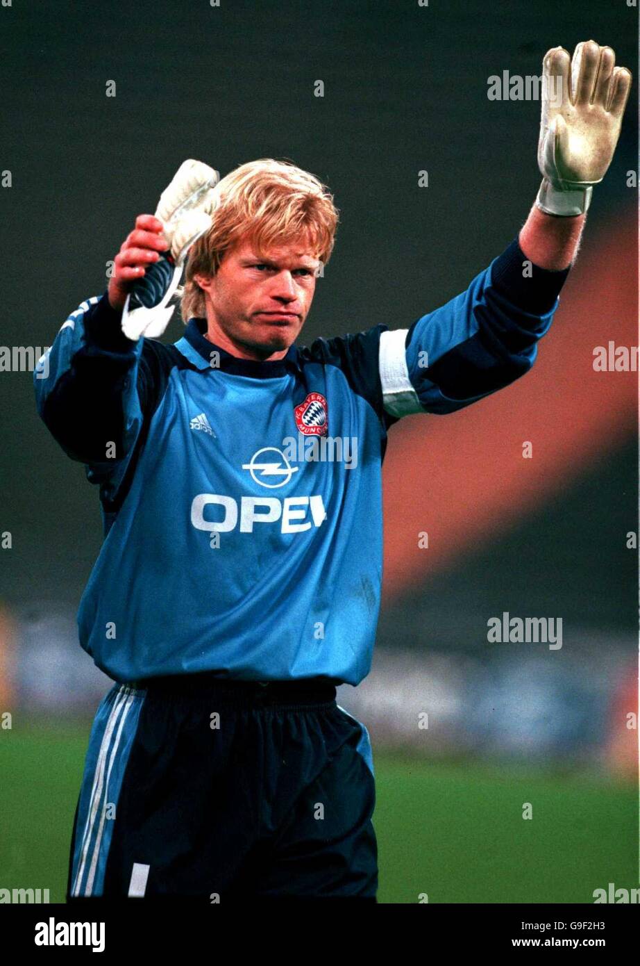 Bayern Munich goalkeeper Oliver Kahn salutes the fans Stock Photo - Alamy