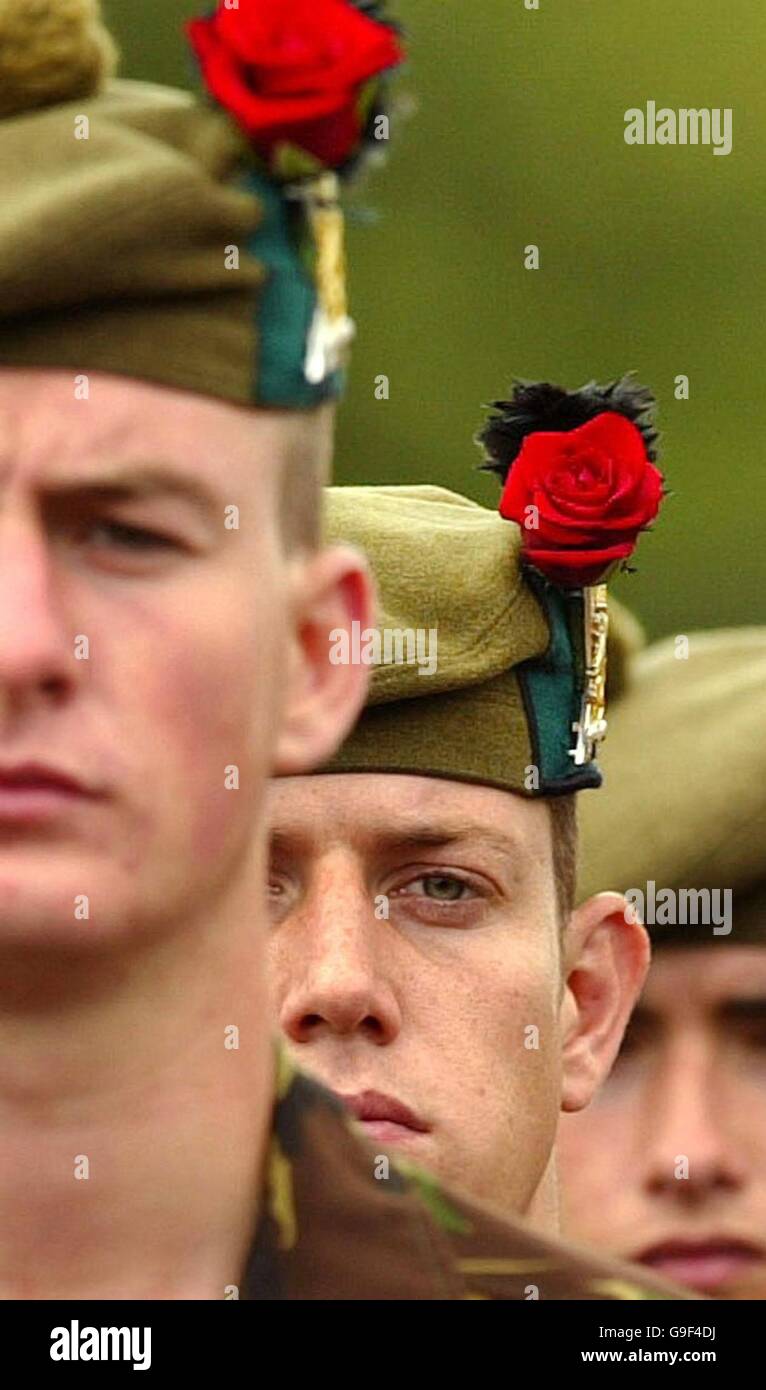 Around 650 soldiers from the Royal Scots and Kings Own Scottish Borderers at a formal parade to mark the formation of the new Royal Scots Borderers, the 1st Battalion of the controversial new 'super regiment', the Royal Regiment of Scotland, at Dreghorn Barracks in Edinburgh. PRESS ASSOCIATION Photo. Picture date: Tuesday August 1, 2006. The colours of both of the ancient regiments were on display, as Major General Euan Loudon, the general officer commanding the Army in Scotland and the North of England, looked on. See PA story SCOTLAND Regiments. Photo credit should read: David Cheskin / PA. Stock Photo