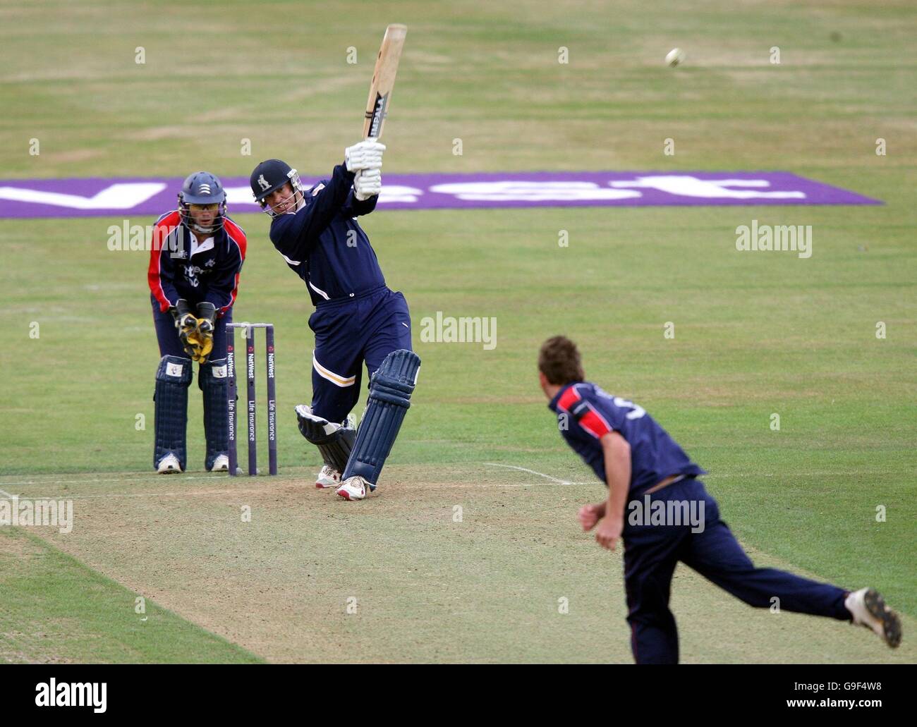 Warwickshire's Heath Streak 'holes out' off the bowling of Middlesex's Chad Keegan for 16 during the NatWest Pro40 League, Division One match at Edgbaston, Birmingham. Stock Photo