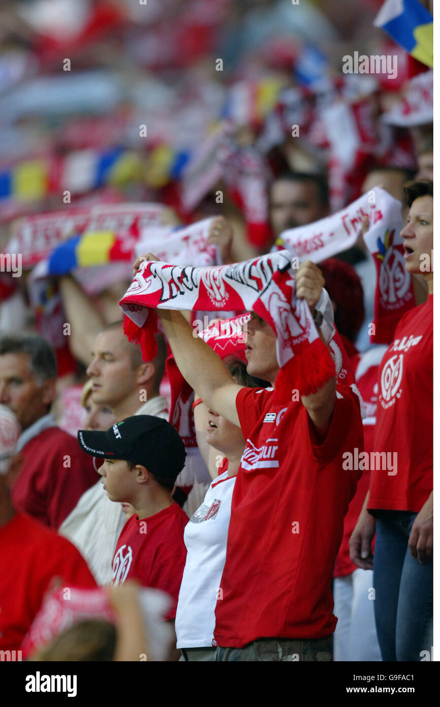 Supporters mainz 05 hi-res stock photography and images - Alamy