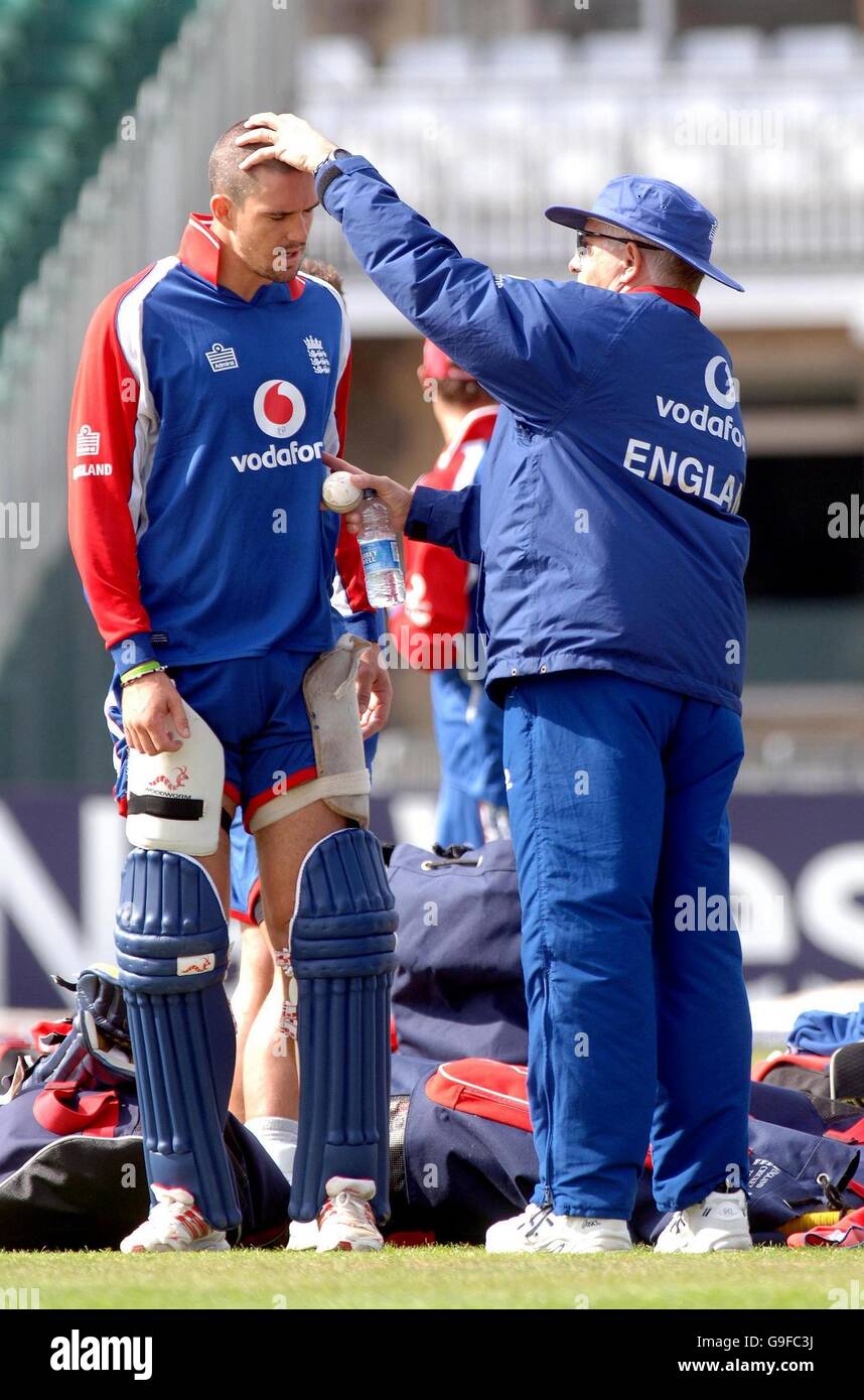 Cricket - England nets session - County Ground - Bristol. England's Kevin Pietersen and coach Duncan Fletcher during a nets session at The County Ground, Bristol. Stock Photo