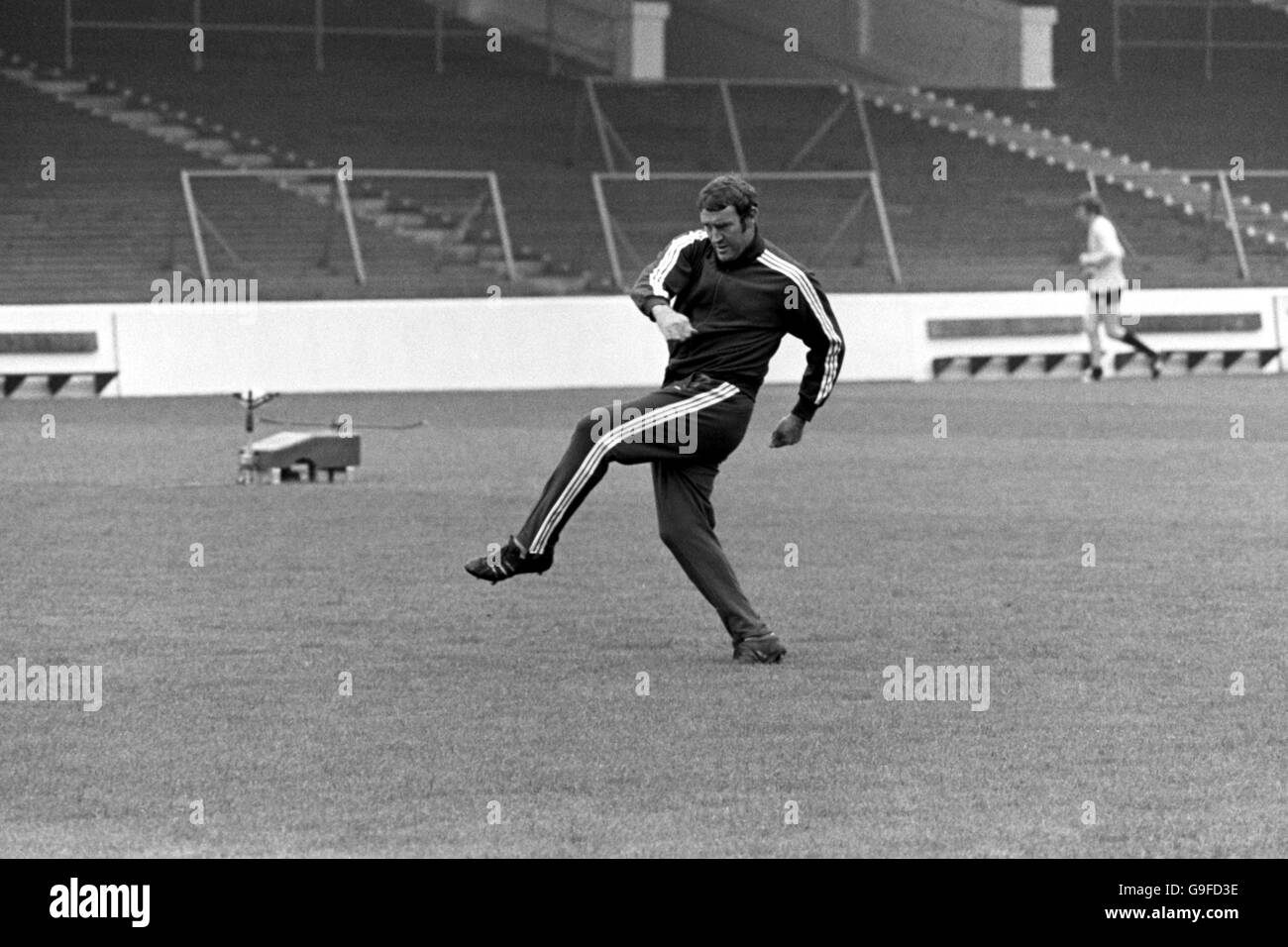 Soccer - Football League Division One - Manchester City Training. Malcolm Allison, Manchester City manager, shows his players how to do it Stock Photo