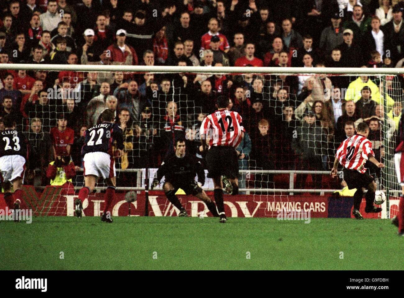 Sunderland's Kevin Phillips places his penalty into the opposite side of the goal to which Manchester United goalkeeper Raimond Van Der Gouw is diving Stock Photo