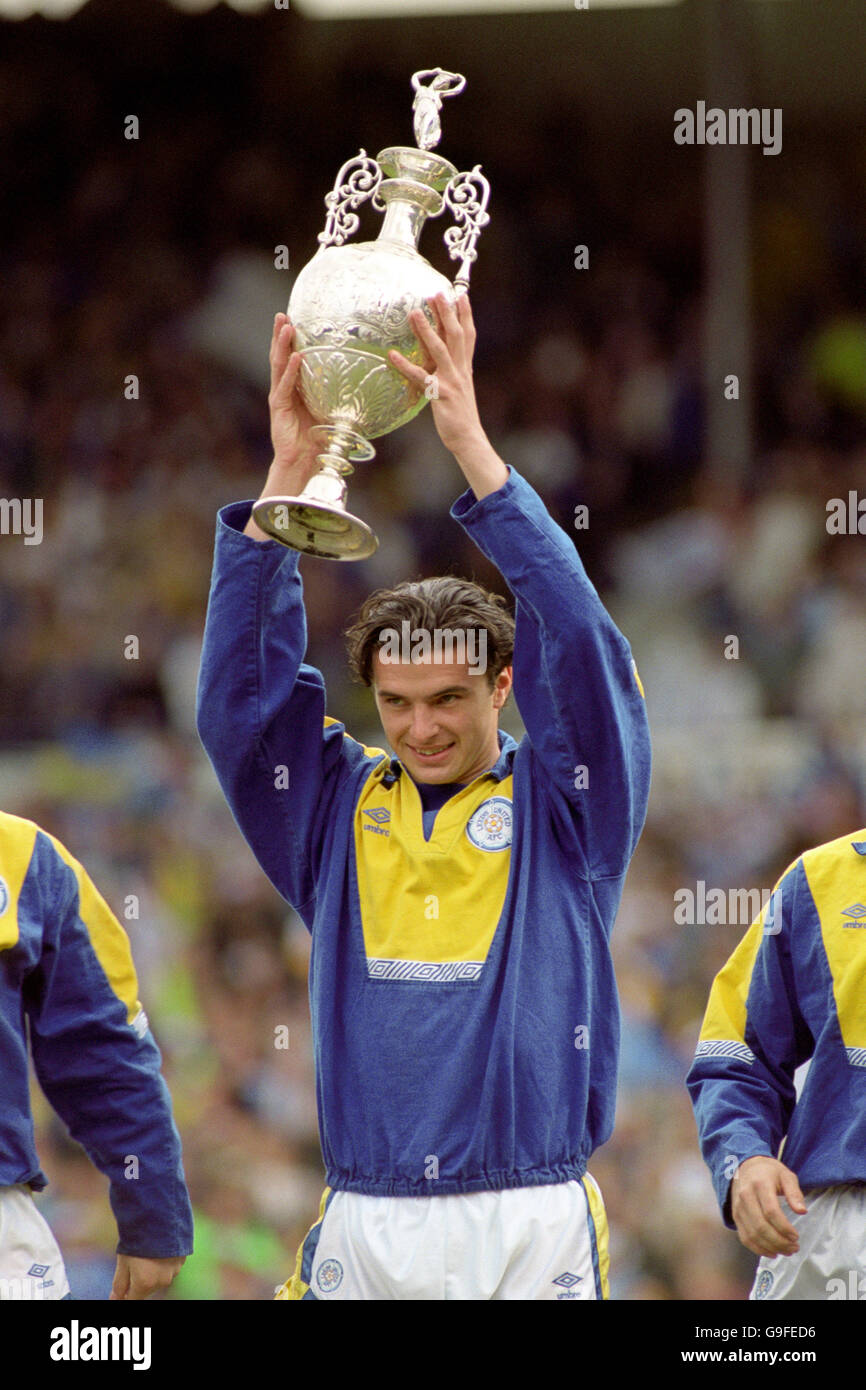 Leeds United's Gary Speed lifts the League Championship trophy Stock Photo Alamy