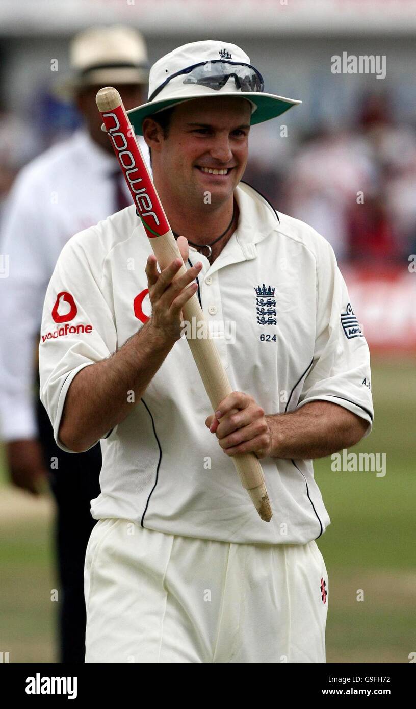 England captain Andrew Strauss with a stump celebrates victory over Pakistan on the fifth day of the third npower Test match at Headingley, Leeds. Stock Photo