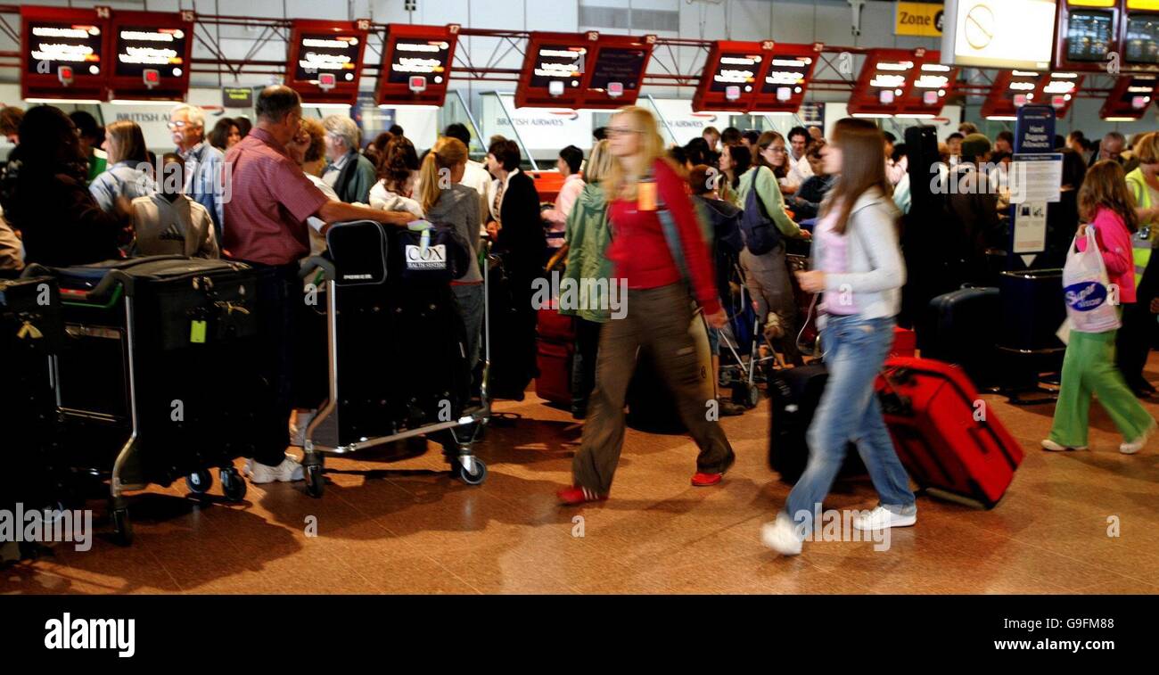 Passengers check in desks heathrow airports terminal 4 hires stock photography and images Alamy