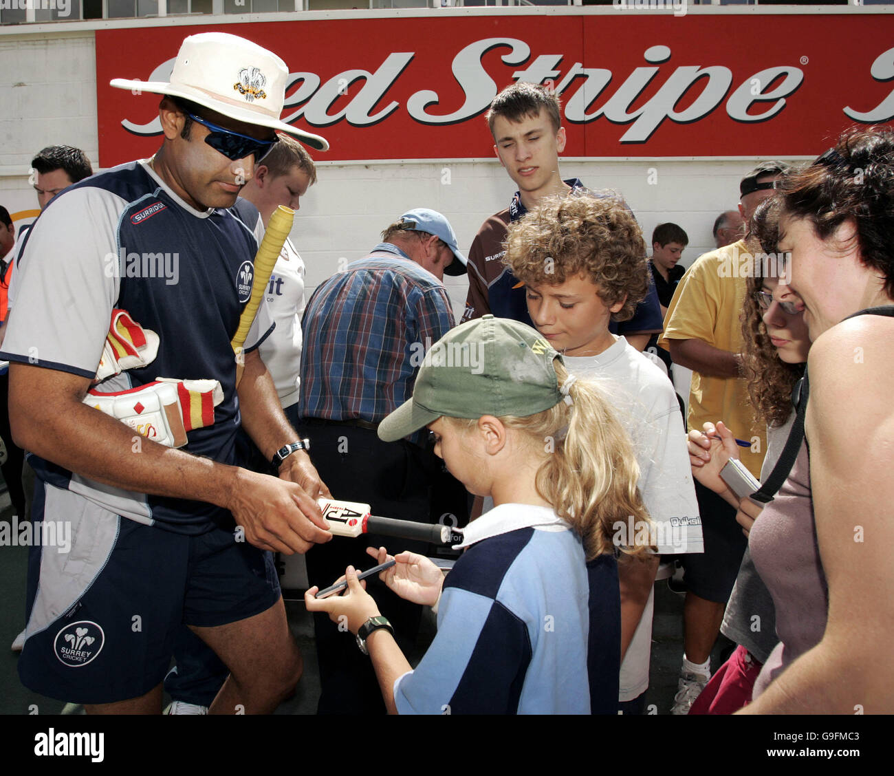 Cricket - NatWest Pro40 League 2006 - Division Two - Surrey Brown Caps v Leicestershire Foxes - The Brit Oval. Surrey Brown Caps' Anil Kumble signs autographs for fans Stock Photo