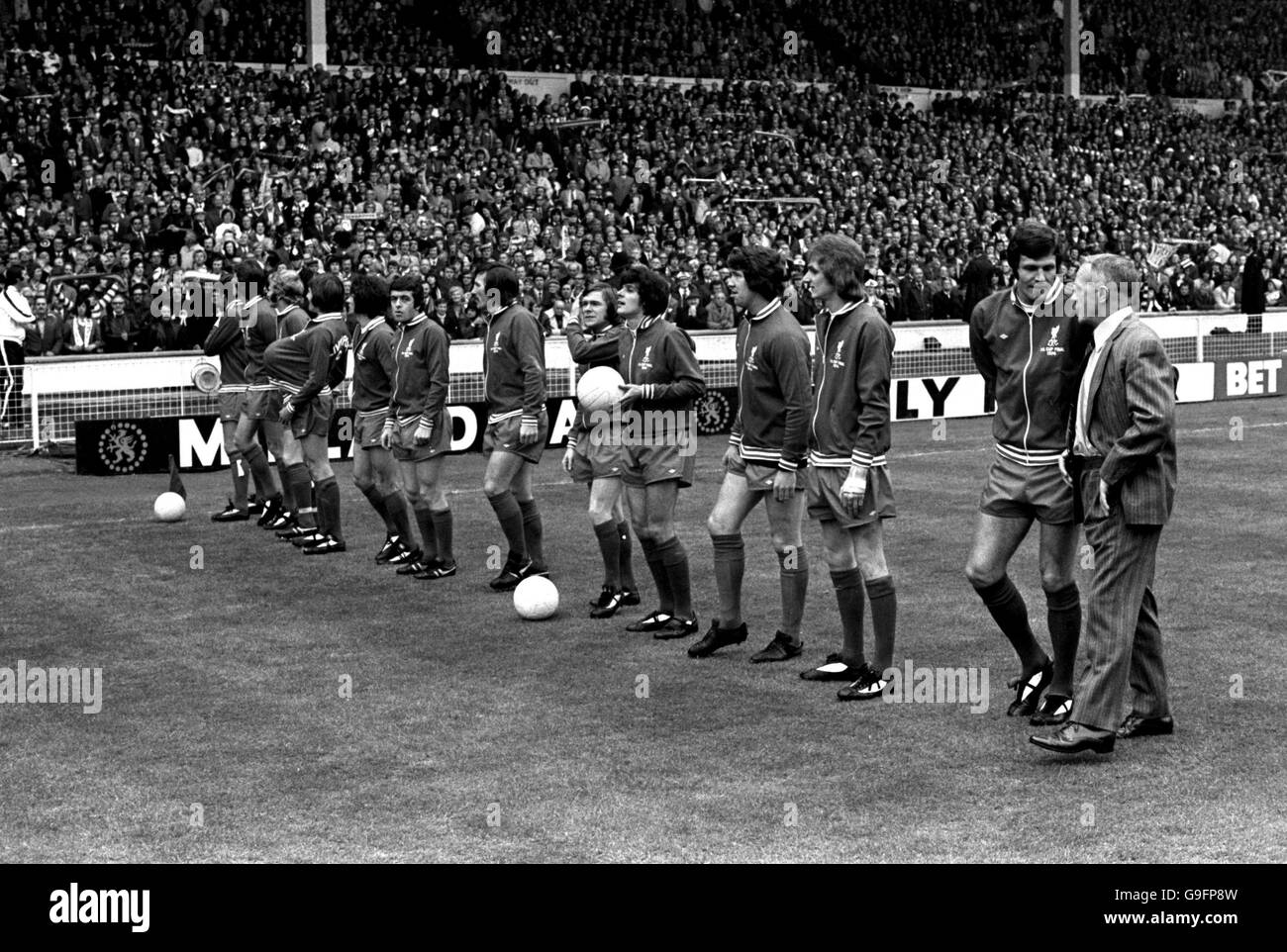 The Liverpool team line up in front of the royal box before the match: (l-r) Emlyn Hughes, Ray Clemence, Alec Lindsay, Tommy Smith, Kevin Keegan, Ian Callaghan, Steve Heighway, Brian Hall, Peter Cormack, Chris Lawler, Phil Thompson, John Toshack, manager Bill Shankly Stock Photo