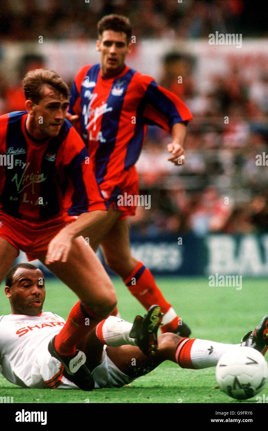Soccer - FA Cup Final 1990 - Manchester United v Crystal Palace. Manchester United's Danny Wallace (on floor) slides in on Crystal Palace's Andy Thorn (l) Stock Photo