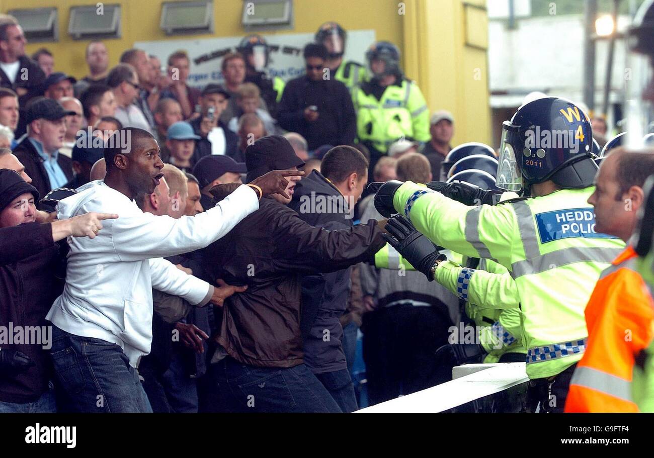 Fans at ninian park hi-res stock photography and images - Alamy