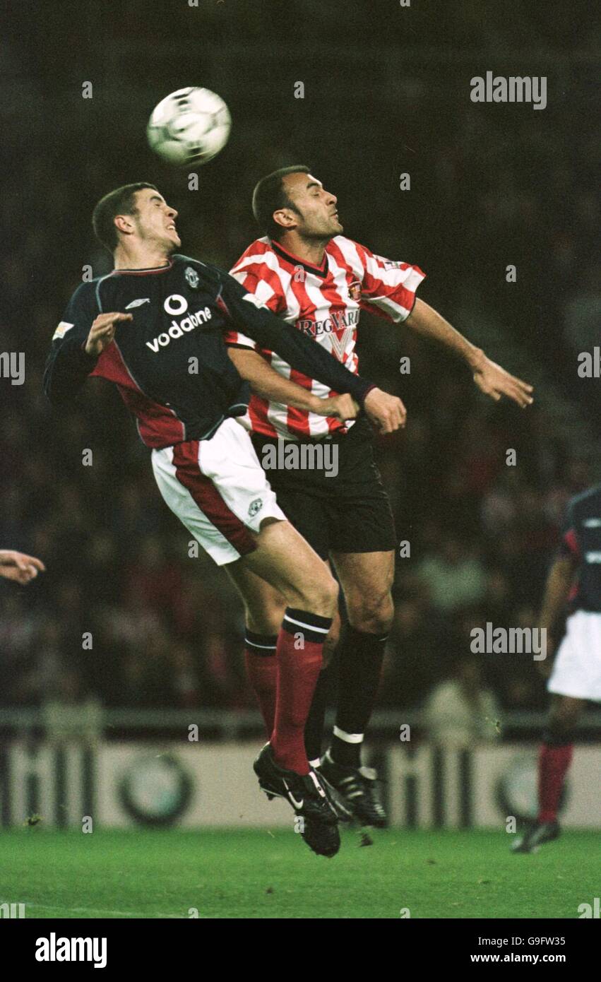 Manchester United's John O'Shea (l) battles for the ball in the air with Sunderland's Daniele Dichio (r) Stock Photo
