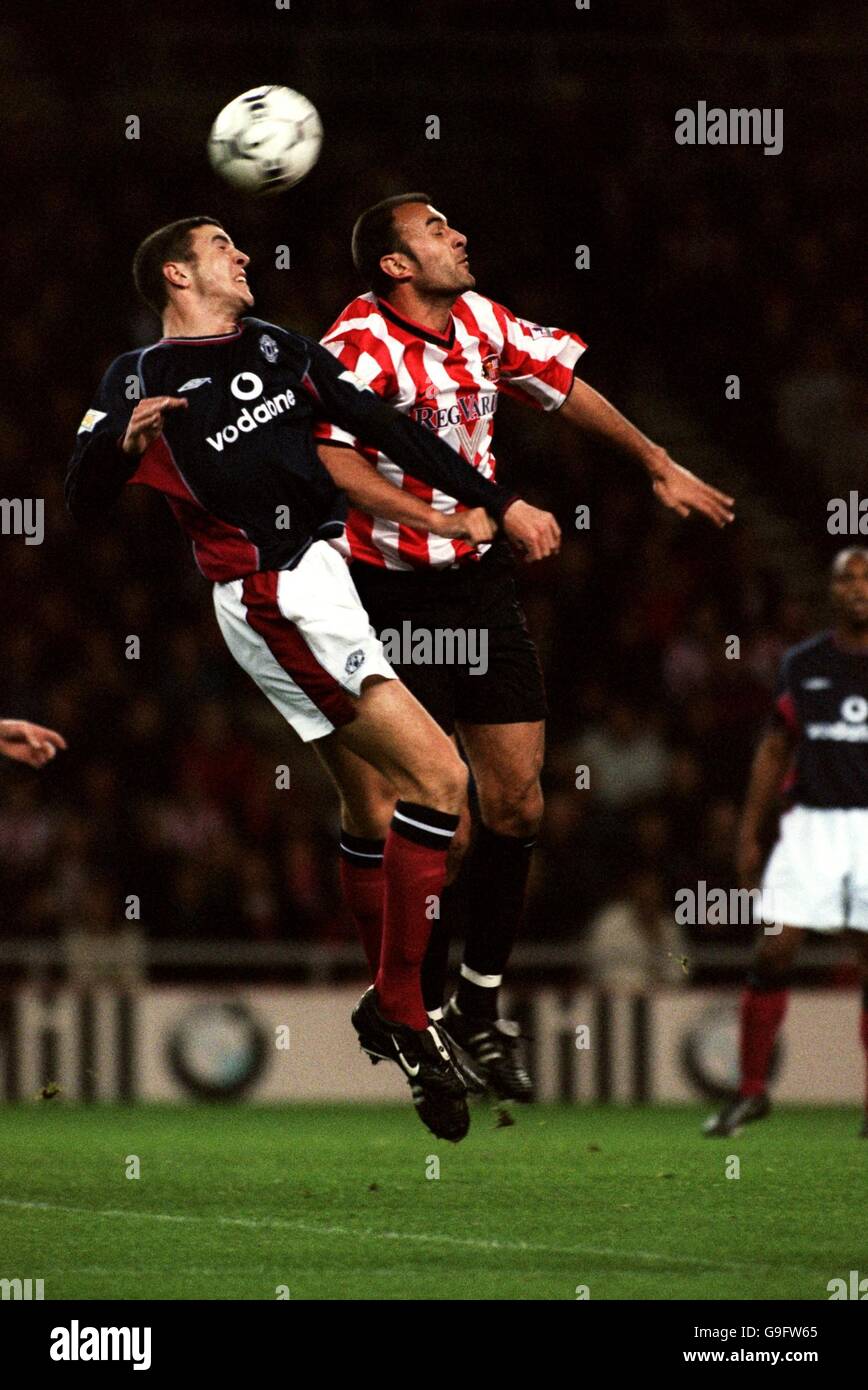 Soccer - Worthington Cup - Fourth Round - Sunderland v Manchester United. Manchester United's John O'Shea (l) battles for the ball in the air with Sunderland's Daniele Dichio (r) Stock Photo