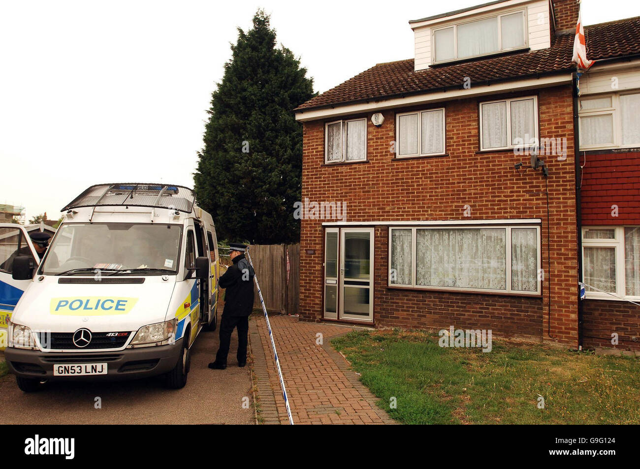 Police outside a house on beaumont drive in northfleet hires stock