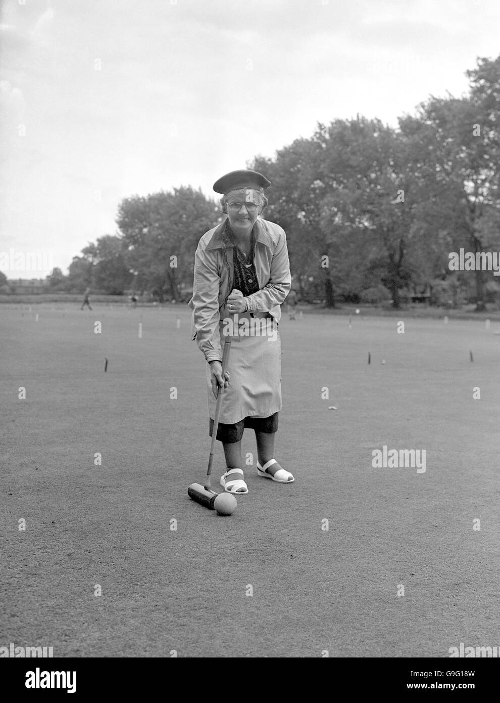 Croquet - Autumn Tournament - Roehampton. Ms Woodbridge in play Stock Photo