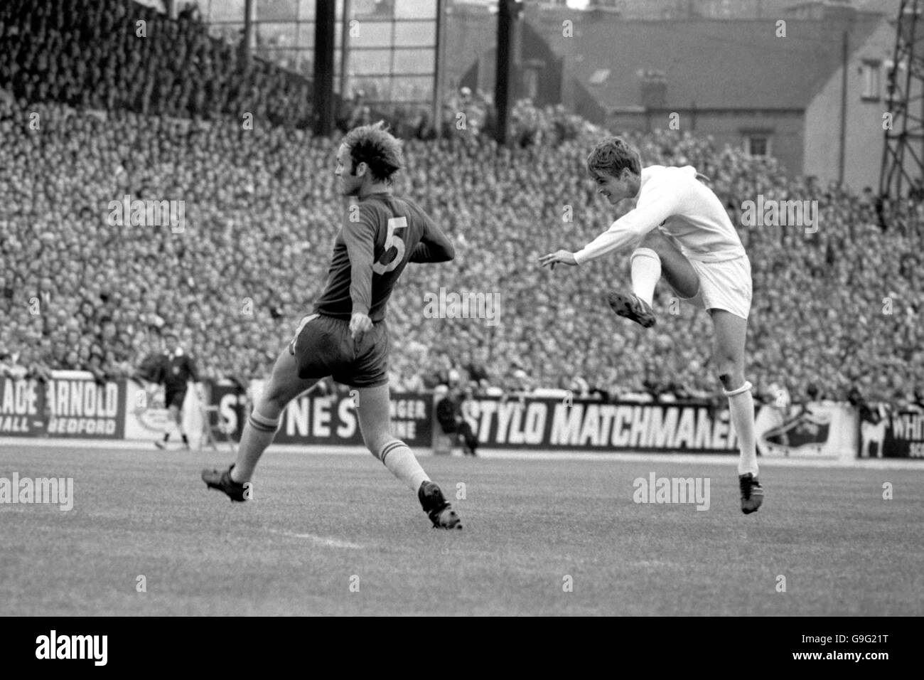 Soccer - Football League Division One - Leeds United v Chelsea. Leeds United's Allan Clarke (r) fires a shot past Chelsea's John Dempsey (l) Stock Photo