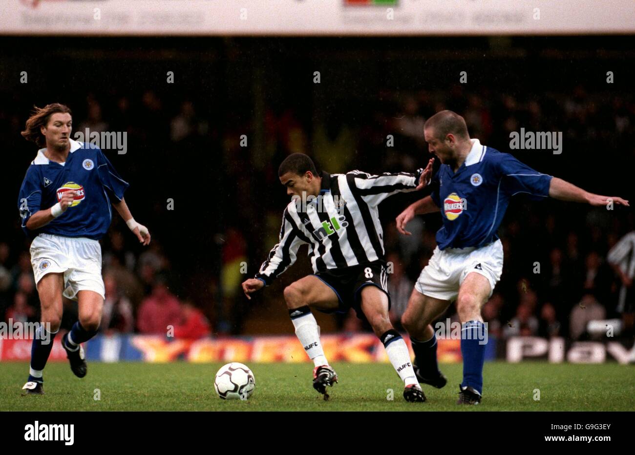 Soccer - FA Carling Premiership - Leicester City v Newcastle United. Newcastle United's Kieron Dyer (c) tries to lose Leicester City's Gerry Taggart (r) and Robbie Savage (l) Stock Photo