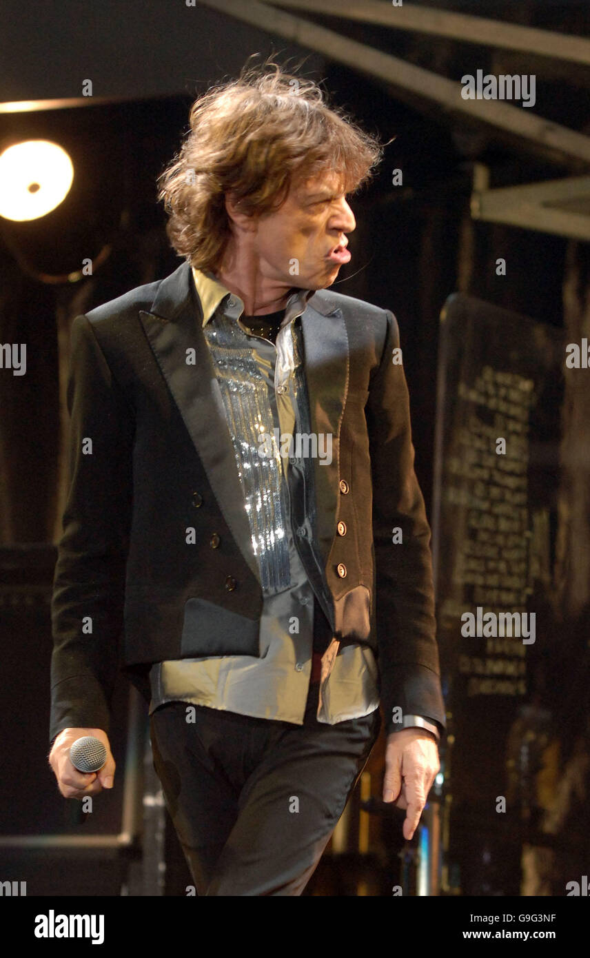 Mick Jagger of The Rolling Stones in concert at Twickenham Stadium, London, as part of their A Bigger Bang World tour. PRESS ASSOCIATION Photo. Picture date: Sunday 20 August 2006. Photo credit should read: Ian West/PA Stock Photo