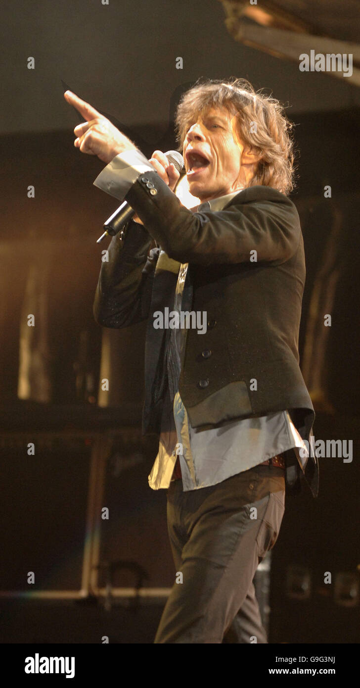 Mick Jagger of The Rolling Stones in concert at Twickenham Stadium, London, as part of their A Bigger Bang World tour. PRESS ASSOCIATION Photo. Picture date: Sunday 20 August 2006. Photo credit should read: Ian West/PA Stock Photo