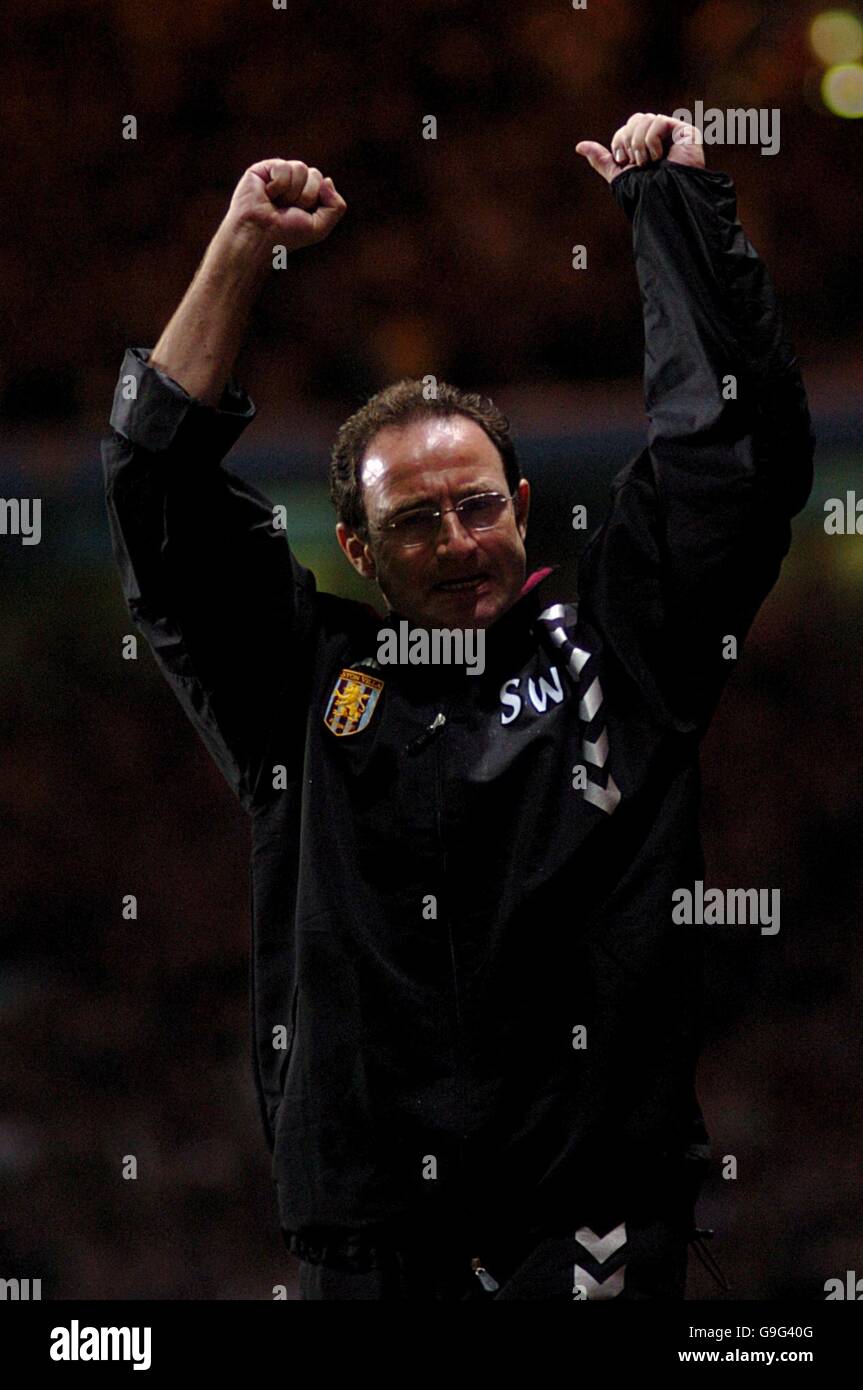Soccer - FA Barclays Premiership - Aston Villa v Reading - Villa Park. Martin O'Neill celebrates Gareth Barry's goal for Aston Villa Stock Photo