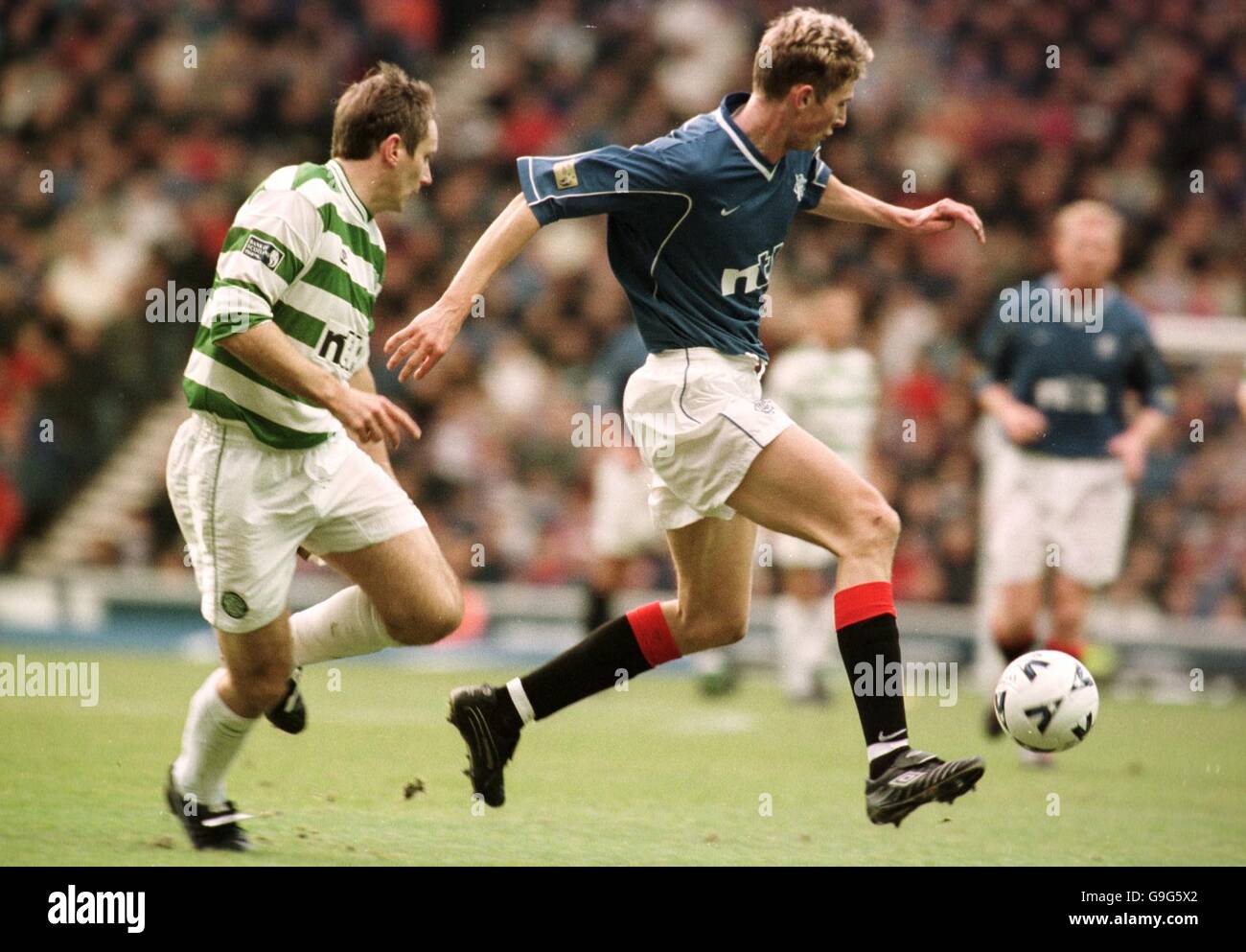Soccer - Bank Of Scotland Premier League - Rangers v Celtic. Rangers' Tore Andre Flo (r) gets away from Celtic's Tommy Boyd (l) Stock Photo