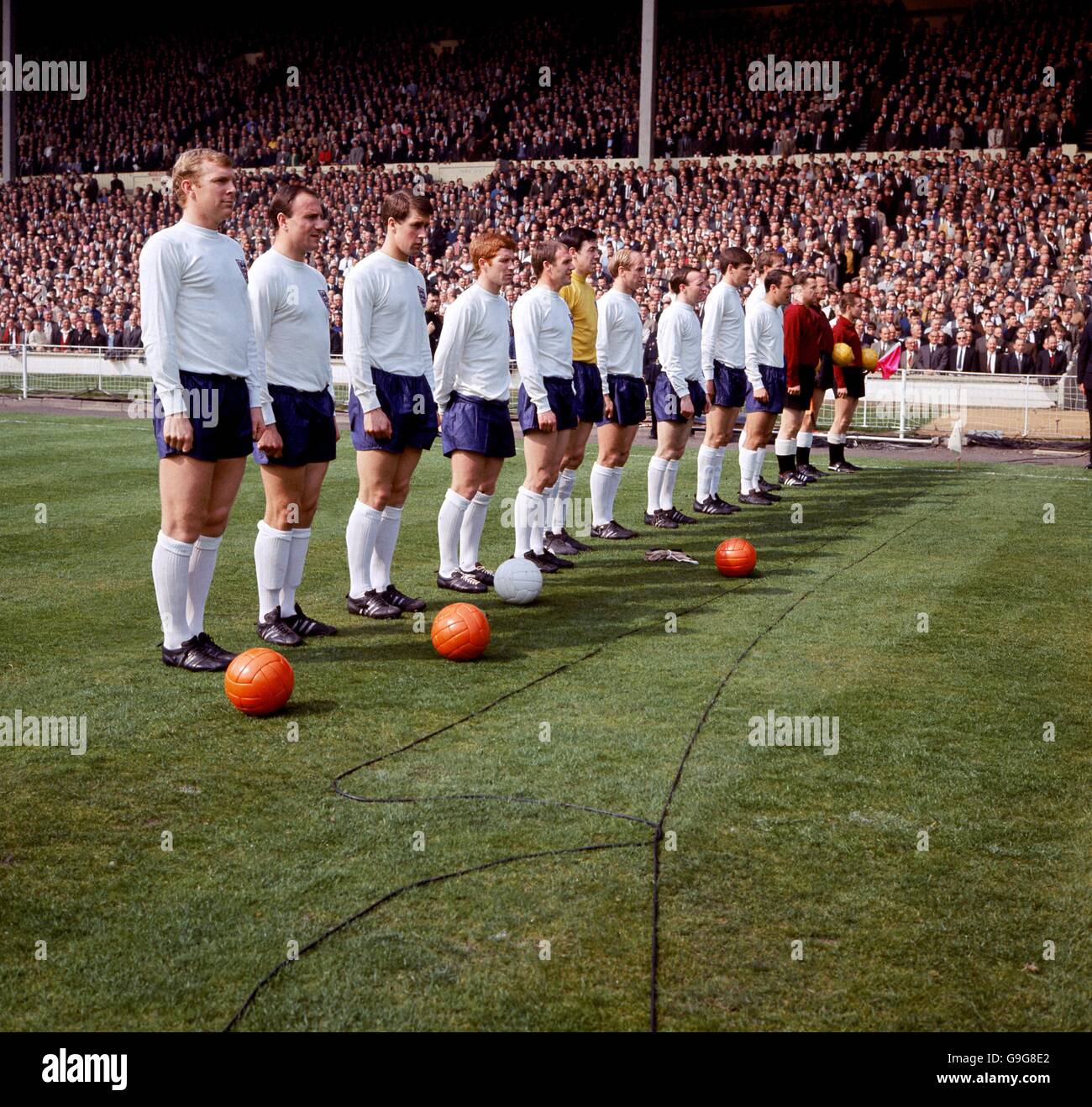 England team line up: (l-r) Bobby Moore, George Cohen, Geoff Hurst, Alan Ball, Ray Wilson, Gordon Banks, Bobby Charlton, Nobby Stiles, Martin Peters, Jimmy Greaves, Jack Charlton Stock Photo