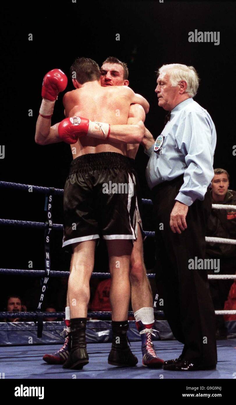 Friends again - Champion Joe Calzaghe (l) embraces Richie Woodhall (r) after the referee stopped the fight in the 10th round Stock Photo