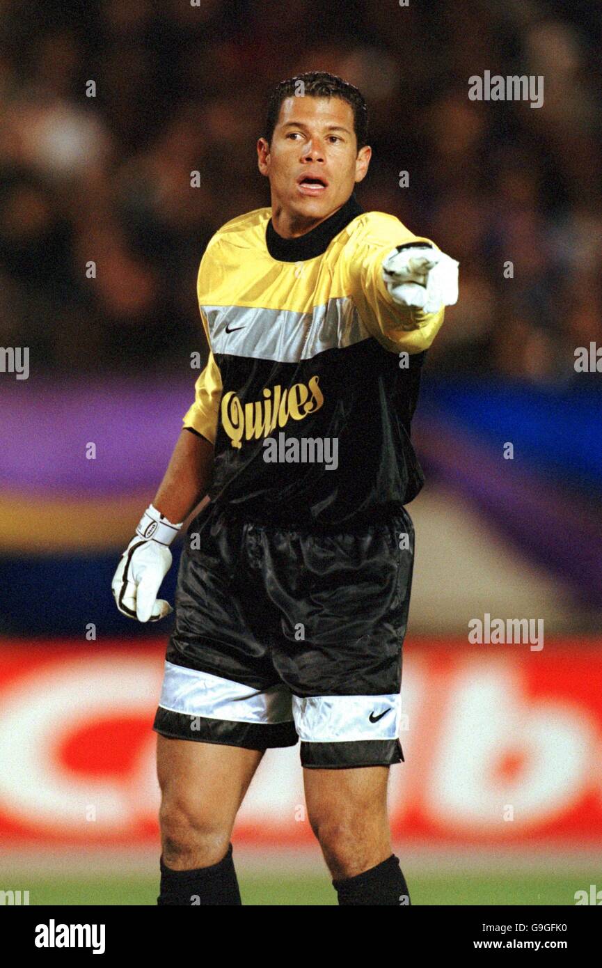 Soccer - Toyota Cup - Real Madrid v Boca Juniors. Oscar Cordoba, Boca  Juniors goalkeeper Stock Photo - Alamy