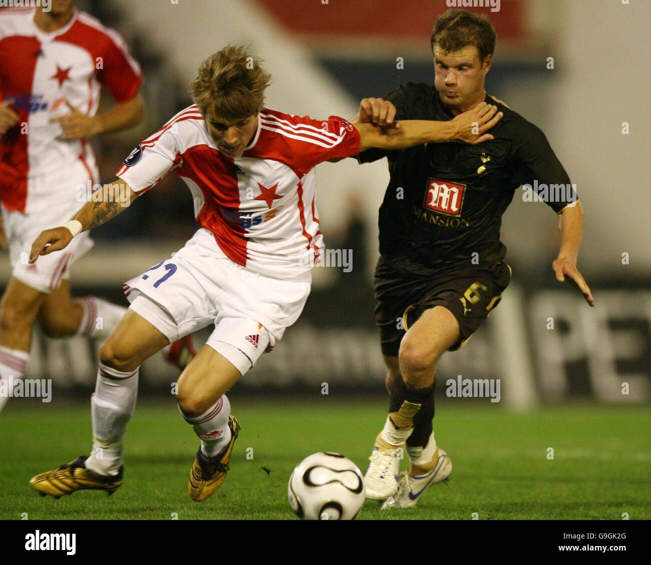 Tottenham Hotspur's Teemu Tainio tussles for the ball with Slavia Prague's Radim Necas during the UEFA Cup first round, first leg match at Stadion Evzena Rosickeho, Prague, Czech Republic. Stock Photo