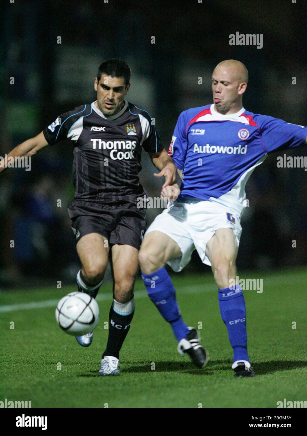 Soccer - Carling Cup - Second Round - Chesterfield v Manchester City - Saltergate. Manchester City player Claudio Reyna gets ahead of Chesterfield's Derek Niven Stock Photo