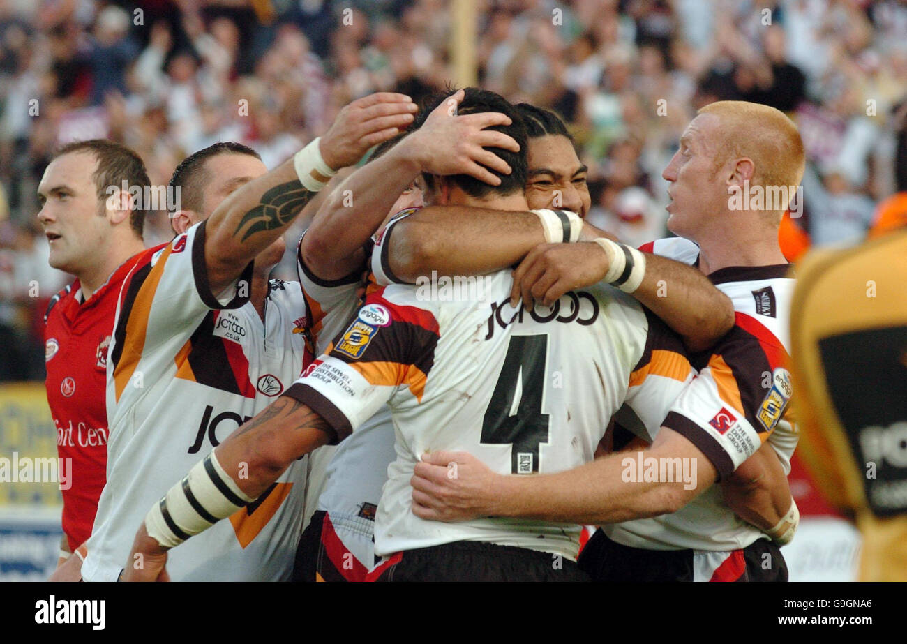 Bradford's Shontayne Hape celebrates their third try during the Engage Super League play-off at Odsal Stadium, Bradford. Stock Photo