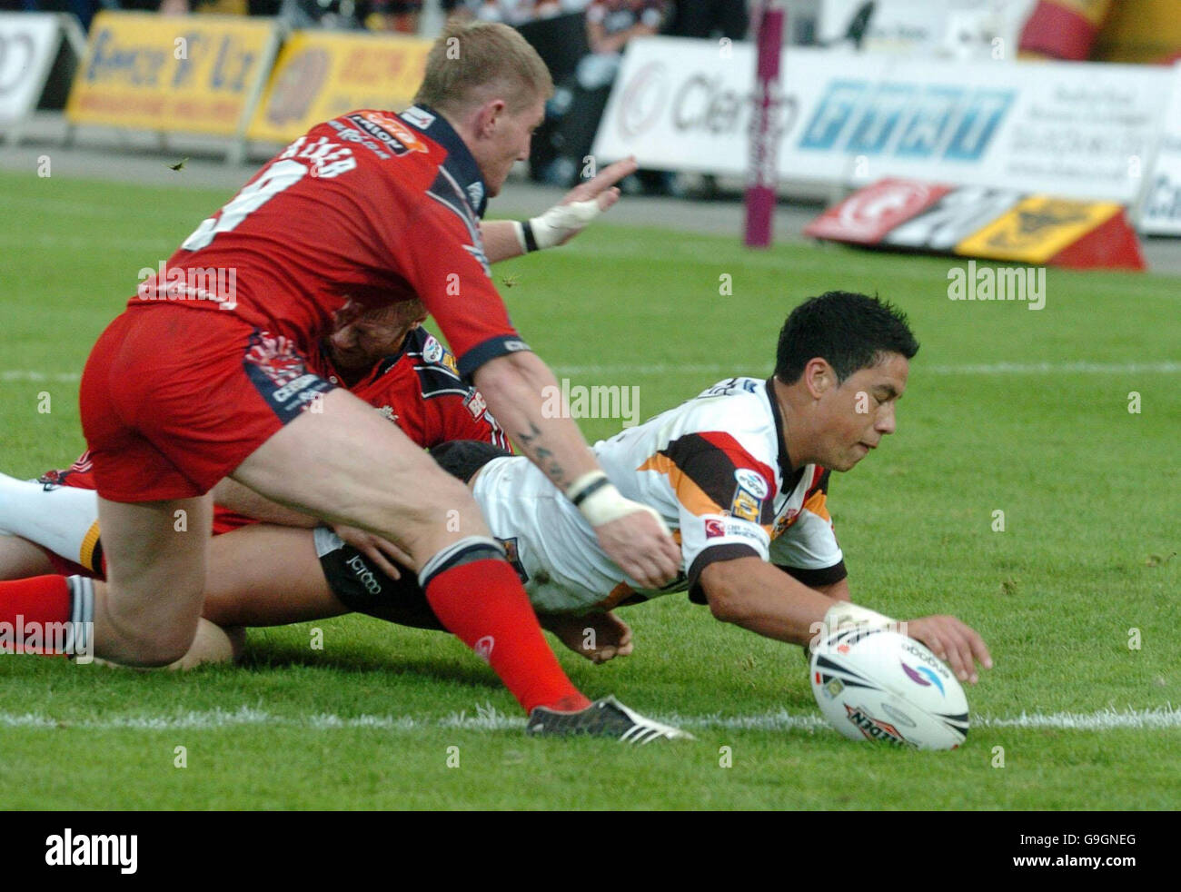 Salford's Malcolm Alker can't stop Bradford's Shontayne Hape scoring his 2nd try during the Engage Super League play-off at Odsal Stadium, Bradford. Stock Photo