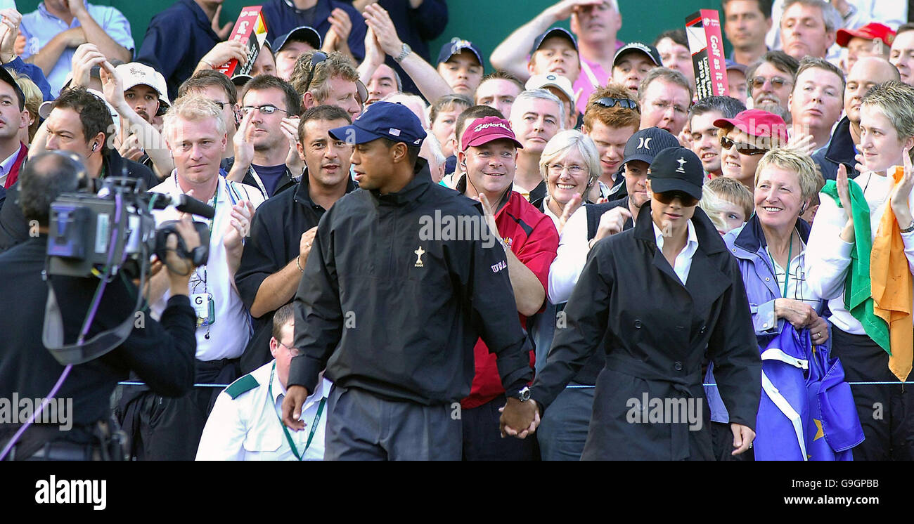 Golf - Ryder Cup - Final Day - K Club, Co Kildare.. USA's Tiger Woods and wife Elin on the 16th green during day three of the Ryder Cup, at the K Club, Co Kildare. Stock Photo