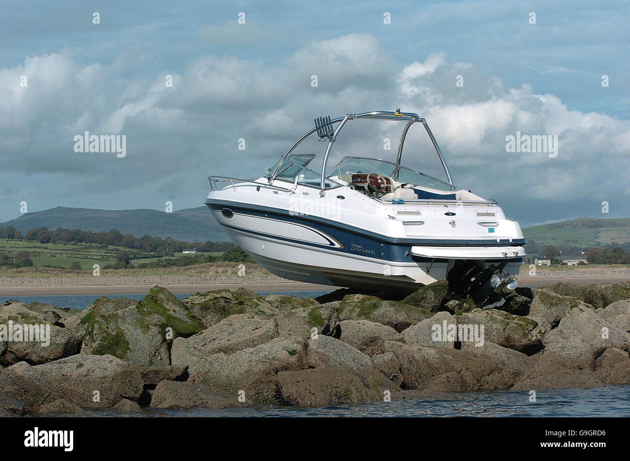 Boat left on rocks hi-res stock photography and images - Alamy