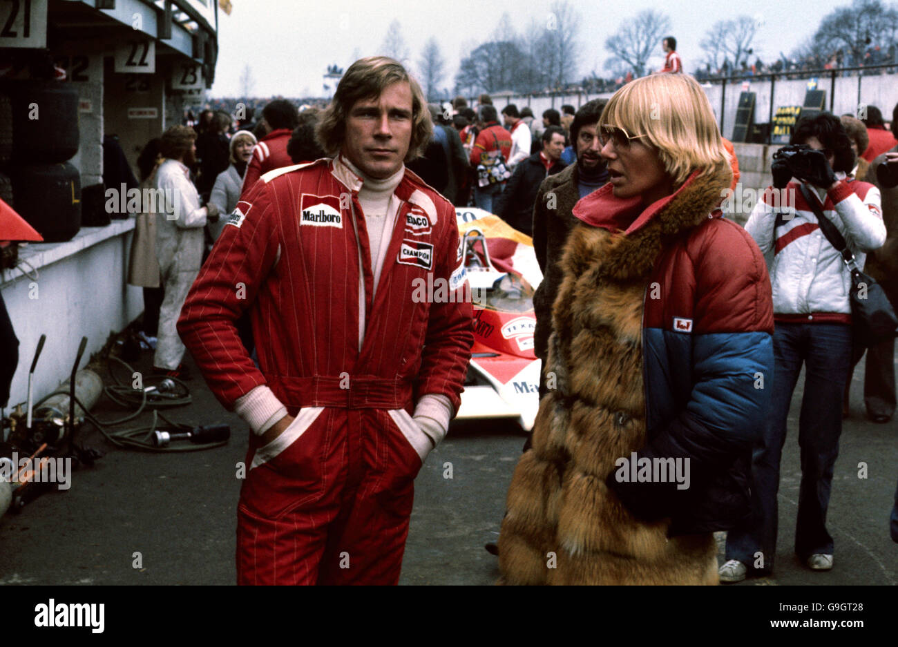 Motor Racing - Race of Champions - Brands Hatch. James Hunt (l) talks to Swedish model Venessa Mecklunck (r) in the pits at Brands Hatch Stock Photo