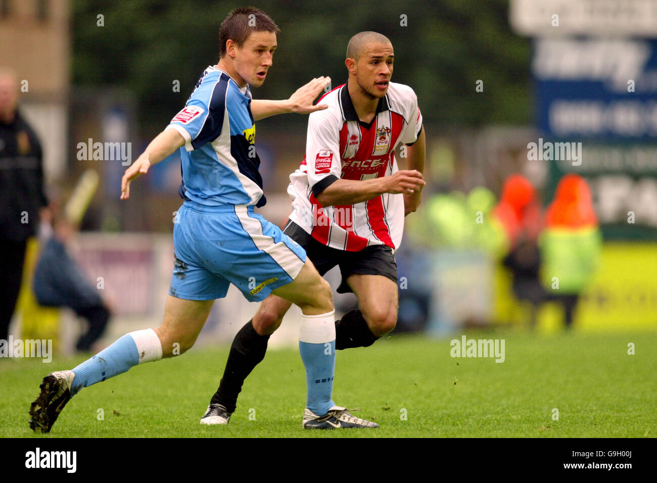 Soccer - Coca-Cola Football League Two - Play Off Semi-Final - First Leg - Wycombe Wanderers v Cheltenham Town - Causeway Sta.... Wycombe Wanderers Ian Stonebridge is beaten by Cheltenham Town's Gavin Caines Stock Photo