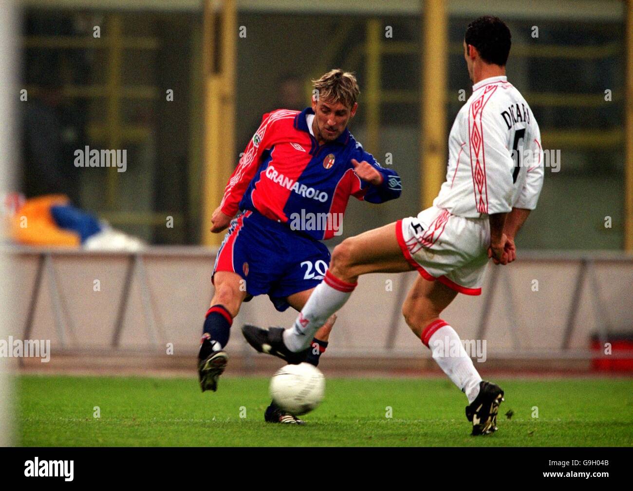 Italian Soccer - Serie A - Bologna v Vicenza. Vicenza's Giacomo Dicara (r) tries to block the cross of Bologna's Tomas Locatelli (l) Stock Photo