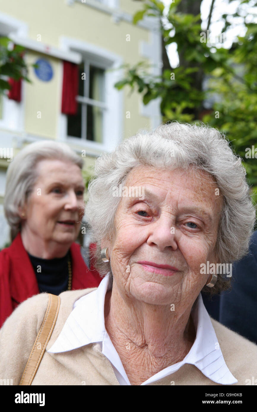 Lady Wilson of Rievaulx, the President of the Betjeman Society, attends an unveiling ceremony for a blue plaque commemorating the poet, writer and broadcaster Sir John Betjeman at 31 Highgate West Hill, in north London, Friday, 15 September 2006. Betjeman lived at 31 Highgate Hill from 1908 to 1917 and affectionately referenced the home in his blank verse autobiography, 'Summoned by Bells.' Stock Photo
