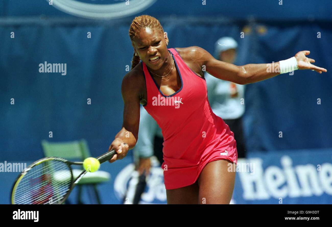 Tennis - Australian Open -Melbourne - 3rd Round. Serena Williams in action against Tamarine Tanasugarn Stock Photo