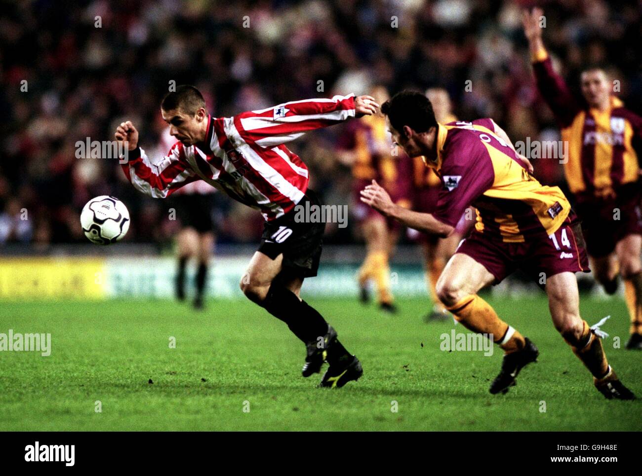 Sunderland's Kevin Phillips chases for a ball with Bradford's Andy O'Brien Stock Photo