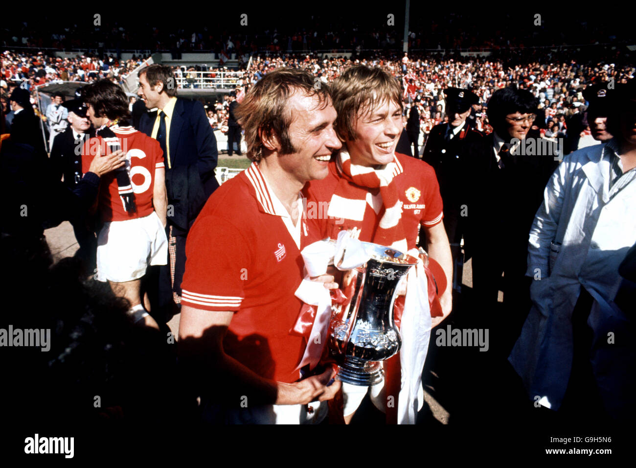 Manchester United's Jimmy Greenhoff (l) and Brian Greenhoff (r) celebrate with the FA Cup Stock Photo