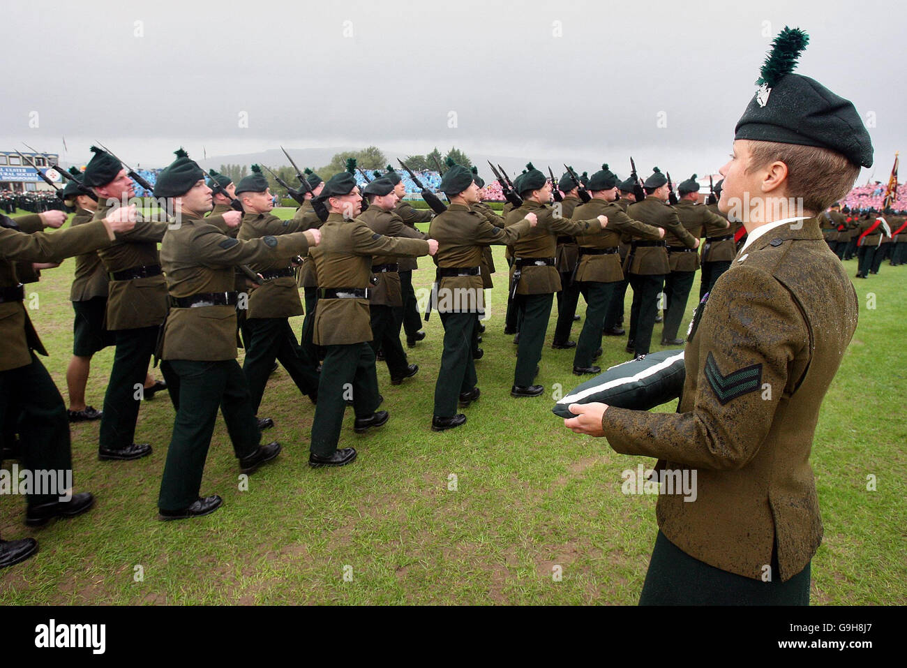 Soldiers royal irish regiment march past coporal claire withers hi-res ...
