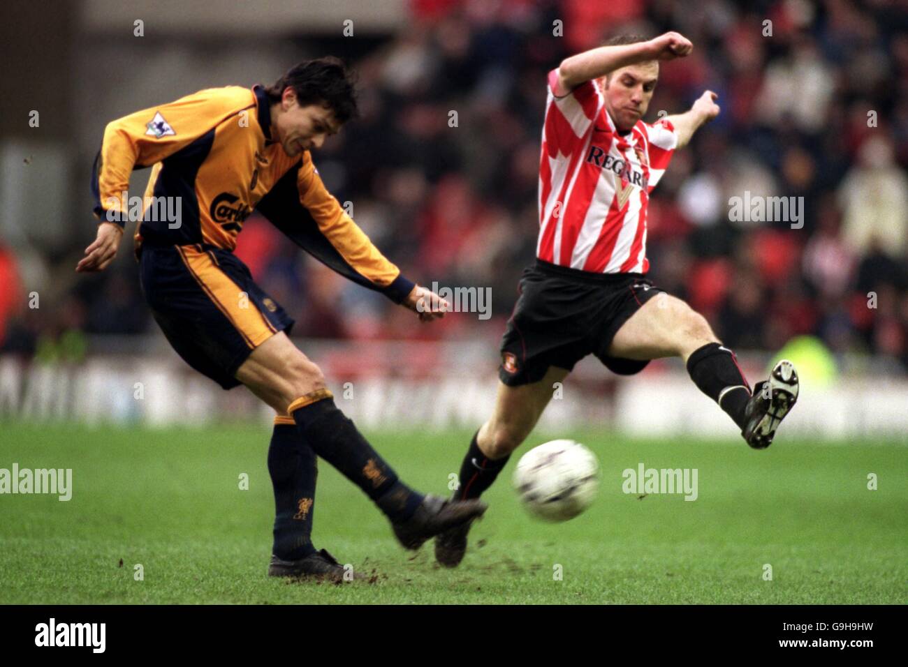 Sunderland's Darren Williams (r) tries to block a cross from Liverpool's  Jari Litmanen (l Stock Photo - Alamy