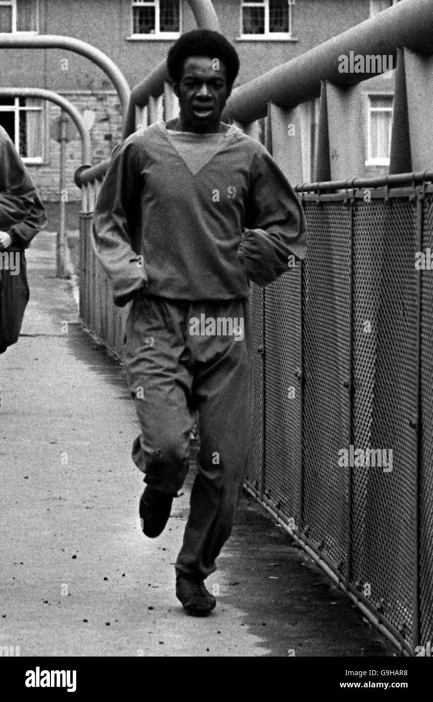 Soccer - Football League Division Three - Bradford City Training. Bradford City's Ces Podd crosses a bridge during a training run Stock Photo