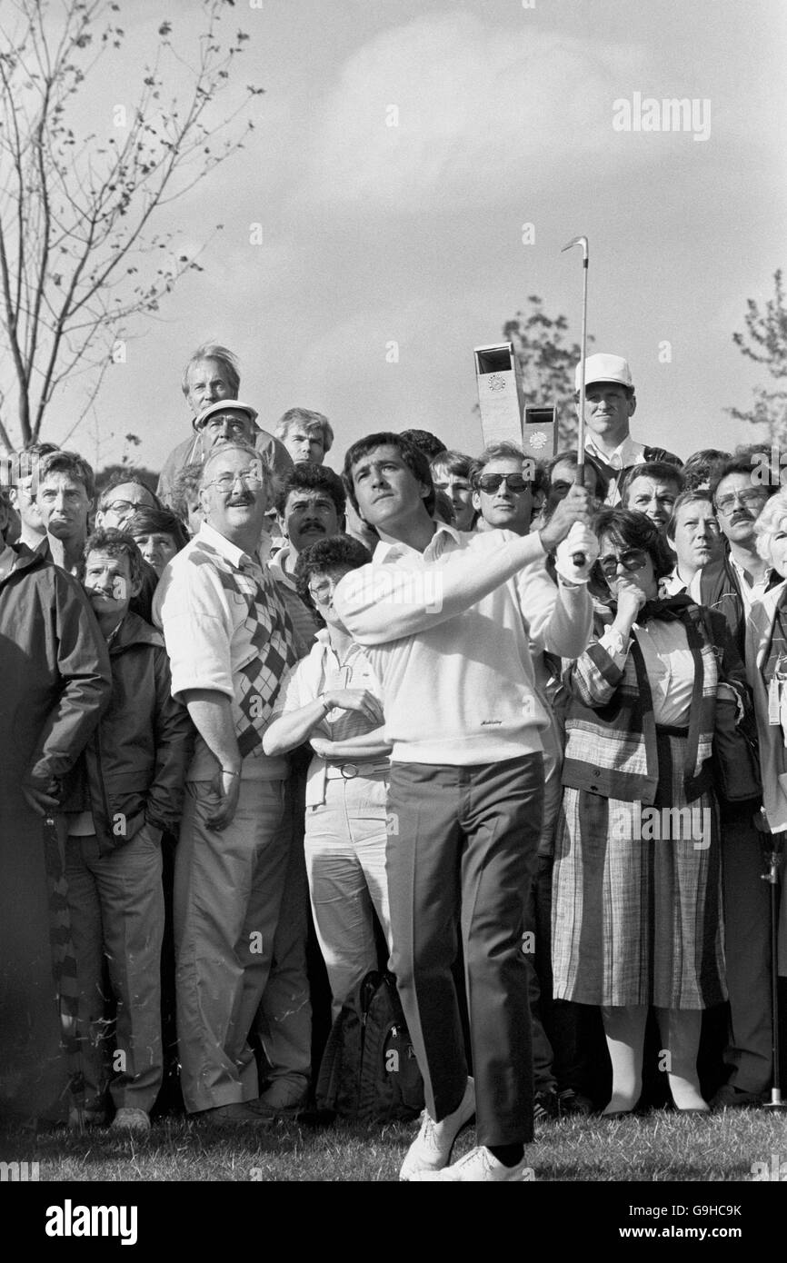Golf - 26th Ryder Cup - Europe v USA - The Belfry. Europe's Seve Ballesteros tees off Stock Photo