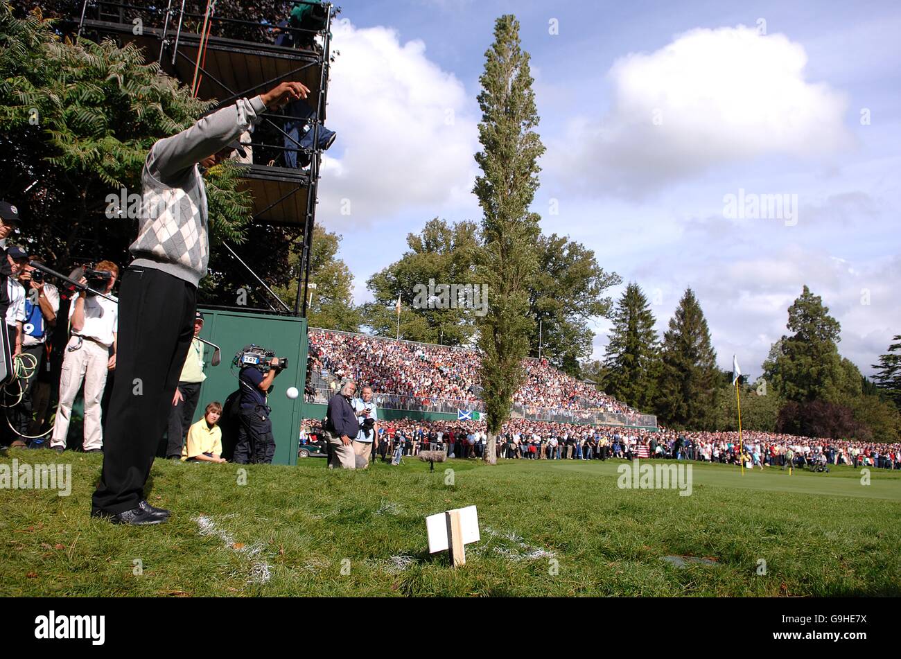 USA's Tiger Woods drops his ball in the drop zone at the edge of the 18th green Stock Photo