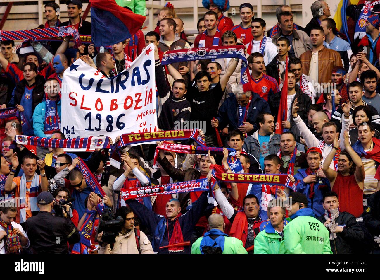 Soccer - UEFA Cup - Semi-Final - Second Leg - Middlesbrough v Steaua  Bucuresti - Riverside Stadium. Steaua Bucuresti fans welcome their team  Stock Photo - Alamy