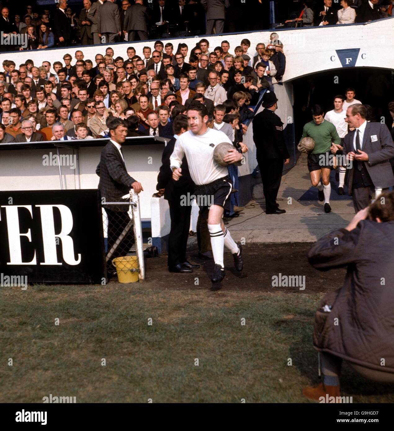 Soccer - Football League Division One - Chelsea v Derby County. Dave Mackay, Derby County Stock Photo