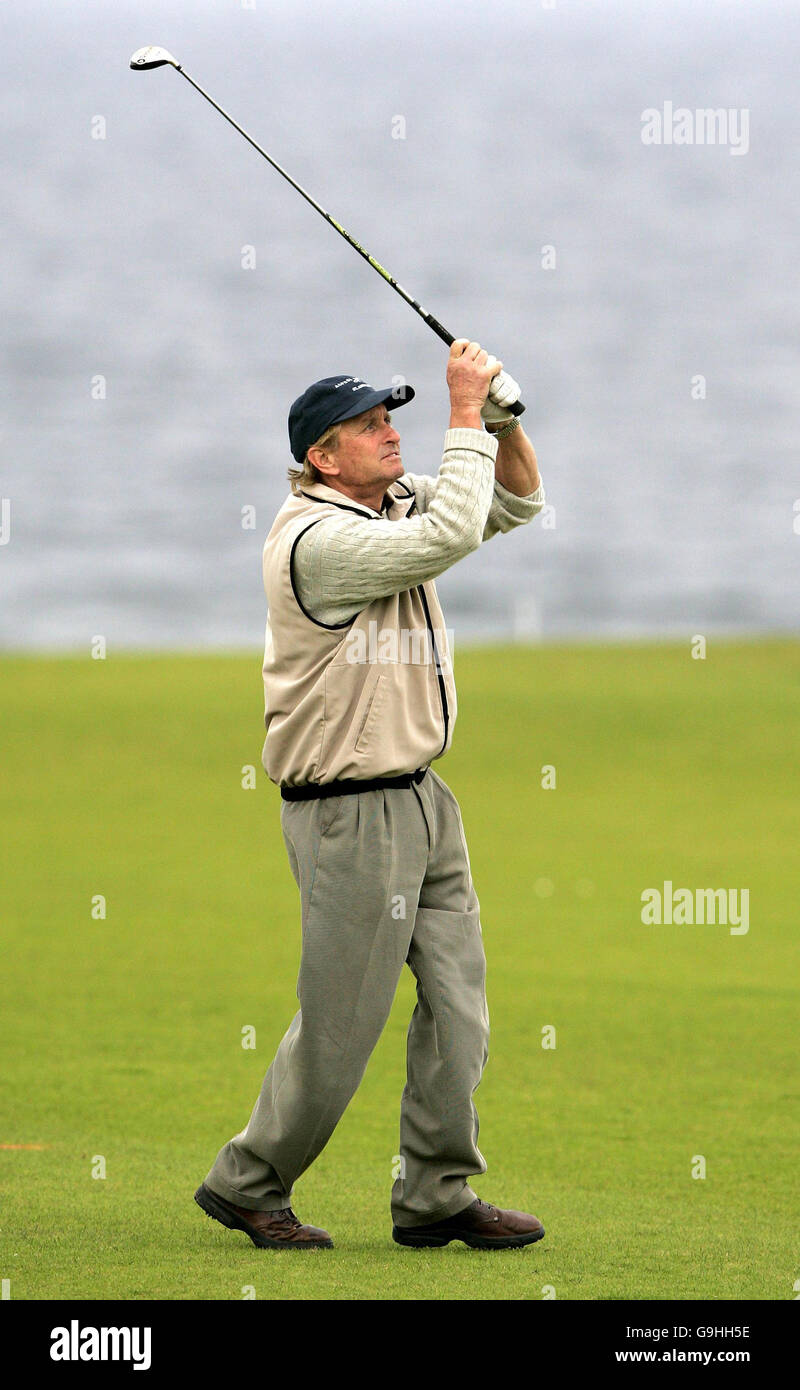 Us actor michael douglas practice session kingsbarns golf course hires stock photography and
